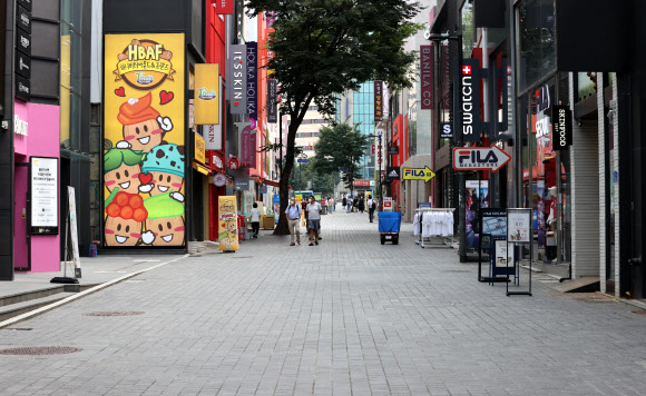 신종 코로나바이러스 감염증(코로나19)으로 ‘사회적 거리두기 2단계’ 조치가 시행 중인 24일 오후 서울 중구 명동거리가 한산한 모습을 보이고 있다. 2020.8.24  연합뉴스