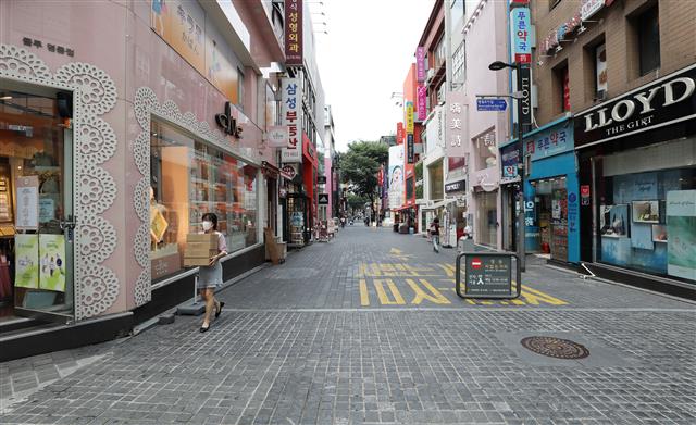 ‘사회적 거리 두기 2단계’가 전국적으로 확대 시행되고 있는 24일 오후 서울 명동거리가 한산한 모습을 보이고 있다. 신종 코로나바이러스 감염증(코로나19)이 인구가 밀집된 수도권을 중심으로 재확산되면서 올가을 한국 경제가 최악의 소비 절벽을 경험할 수 있다는 우려가 나온다. 2020.8.24 뉴스1