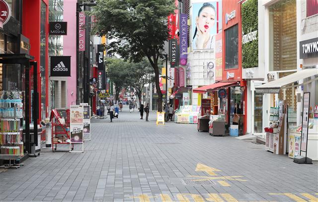 ‘사회적 거리 두기 2단계’가 전국적으로 확대 시행된 24일 오후 서울 명동거리가 한산한 모습을 보이고 있다. 신종 코로나바이러스 감염증(코로나19)이 인구가 밀집된 수도권을 중심으로 재확산되면서 올가을 한국 경제가 최악의 소비 절벽을 경험할 수 있다는 우려가 나온다. 2020.8.24 뉴스1