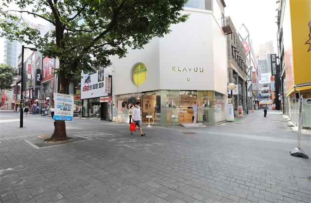 ‘사회적 거리 두기 2단계’가 전국적으로 확대 시행되고 있는 24일 오후 서울 명동거리가 한산한 모습을 보이고 있다. 신종 코로나바이러스 감염증(코로나19)이 인구가 밀집된 수도권을 중심으로 재확산되면서 올가을 한국 경제가 최악의 소비 절벽을 경험할 수 있다는 우려가 나온다. 2020.8.24 뉴스1