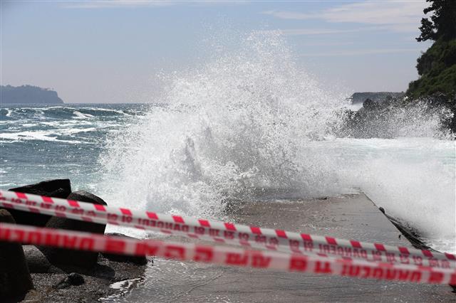 제8호 태풍 ‘바비(BAVI)’가 북상 중인 24일 오후 제주 서귀포항 방파제 인근에 거친 파도가 치고 있다. 제주는 이날 밤부터 태풍 간접영향권에 들 것으로 보인다.2020.8.22 뉴스1