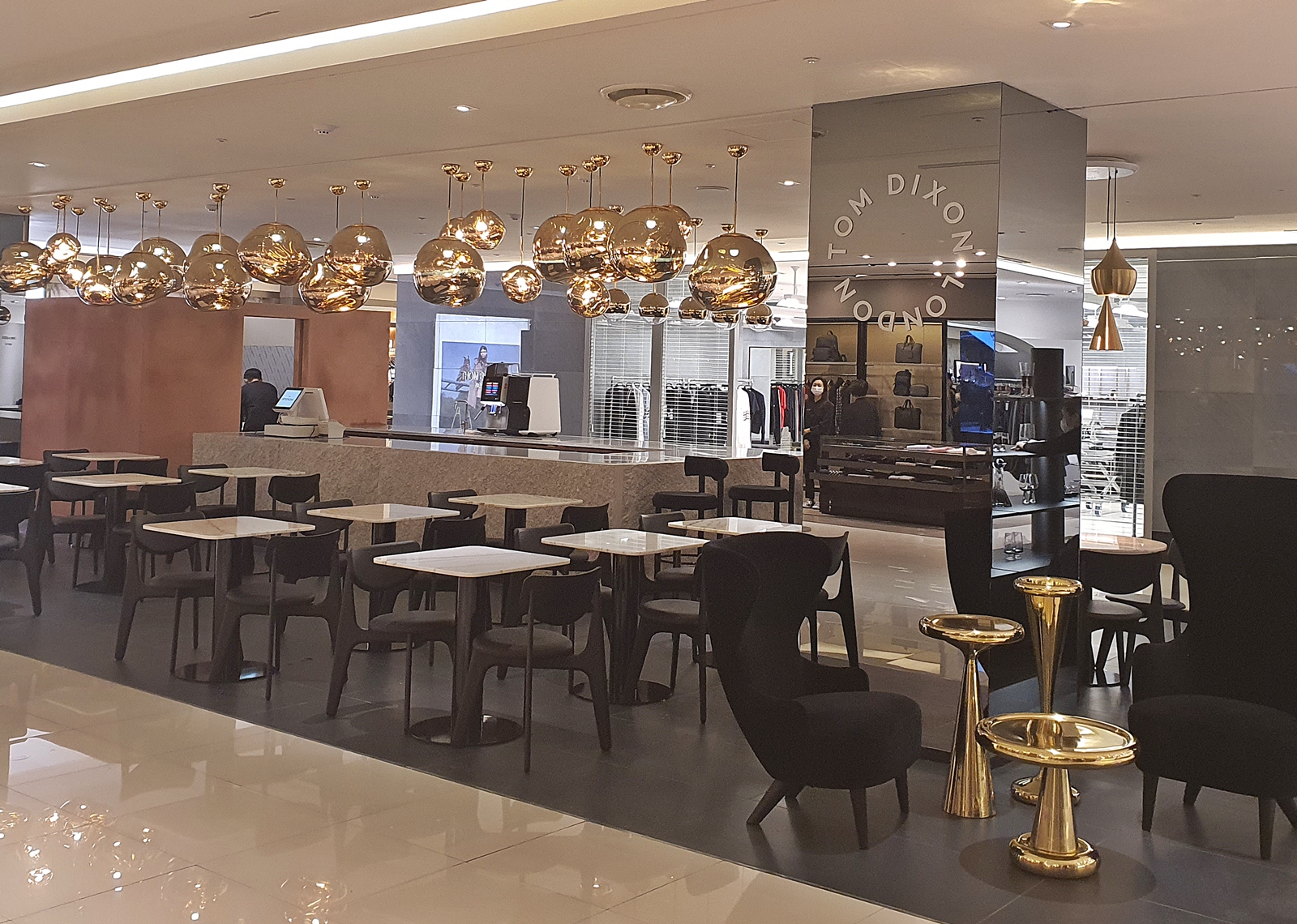 최근 현대백화점이 압구정본점에서 선보인 세계적인 산업 디자이너 톰 딕슨이 디자인한 카페 ‘톰딕슨, 카페 더 마티니’는 젊은층들에게 인기를 끌고 있다. 현대백화점 제공