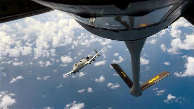 오산 공군기지에 배치된 주한미군 소속 A-10기가 최근 3천여㎞ 떨어진 태평양 북마리아나제도에서 훈련을 하고 복귀했다. 오산 주한미군 공군기지의 페이스북에 따르면 제51전투비행단 예하 25전투비행대 소속 A-10(선더볼트-Ⅱ) 대전차 공격기 6대가 지난 10일부터 21일까지 괌 앤더슨 공군기지로 이동했다고 전한다. 이들 A-10기는 괌 앤더슨 기지에서 220여㎞ 떨어진 북마리아나제도의 훈련 공역을 왕복하며 무장투하 연습 등을 했다. 2020.8.25 오산 주한 미 공군기지 페이스북 캡처