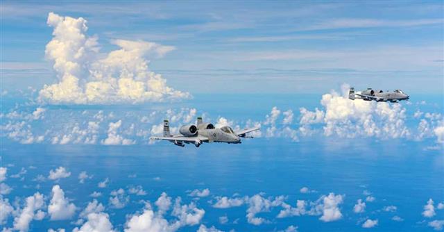 오산 공군기지에 배치된 주한미군 소속 A-10기가 최근 3천여㎞ 떨어진 태평양 북마리아나제도에서 훈련을 하고 복귀했다. 오산 주한미군 공군기지의 페이스북에 따르면 제51전투비행단 예하 25전투비행대 소속 A-10(선더볼트-Ⅱ) 대전차 공격기 6대가 지난 10일부터 21일까지 괌 앤더슨 공군기지로 이동했다고 전한다. 이들 A-10기는 괌 앤더슨 기지에서 220여㎞ 떨어진 북마리아나제도의 훈련 공역을 왕복하며 무장투하 연습 등을 했다.2020.8.25 오산 주한 미 공군기지 페이스북 캡처