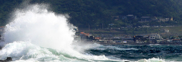 제8호 태풍 ‘바비’가 한반도를 향해 북상하는 가운데 25일 오전 제주 서귀포시 안덕면 사계리 해안가에 강한 파도가 몰아치고 있다. 2020.8.25  연합뉴스