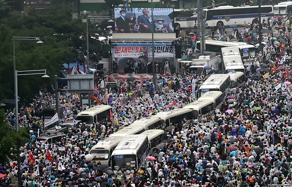 지난 15일 서울 종로구 동화면세점 일대가 정부 여당 규탄 관련 집회 참석자들로 가득 차 있다. 연합뉴스