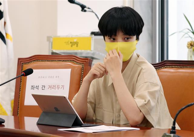 류호정 정의당 의원이 25일 오전 서울 여의도 국회에서 열린 의원총회에 참석해 마스크를 고쳐쓰고 있다. 2020.8.25 뉴스1