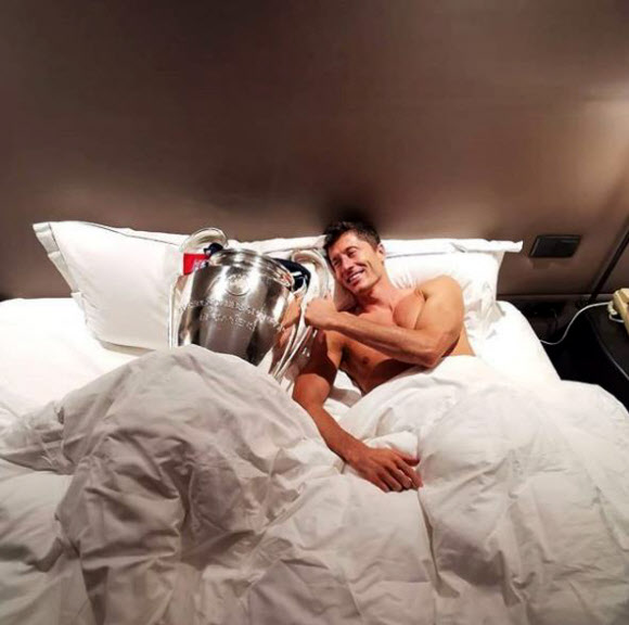 득점왕 ‘트레블’을 달성한 ‘득점 기계’ 로베르토 레반도프스키(바이에른 뮌헨)가 25일 인스타그램에 ‘woke up like this(이렇게 깨어났어요)’라는 글과 함께 침대에서 상의를 탈의한 채 UCL 우승 트로피인 빅이어를 쥐고 환하게 웃는 사진을 공개했다. 2020.8.25  레반도프스키 인스타그램 캡처