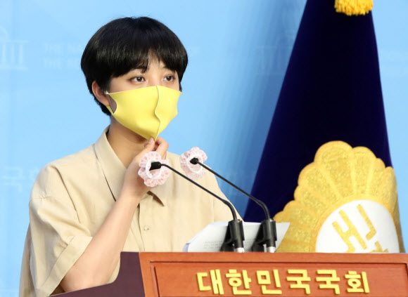 정의당 류호정 의원이 25일 국회 소통관에서 사용후핵연료 경주지역 공론화 진상조사위원회 구성 촉구 기자회견을 열고 발언하고 있다. 2020.8.25  연합뉴스