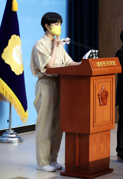 정의당 류호정 의원이 25일 국회 소통관에서 사용후핵연료 경주지역 공론화 진상조사위원회 구성 촉구 기자회견을 열고 발언하고 있다. 2020.8.25  연합뉴스