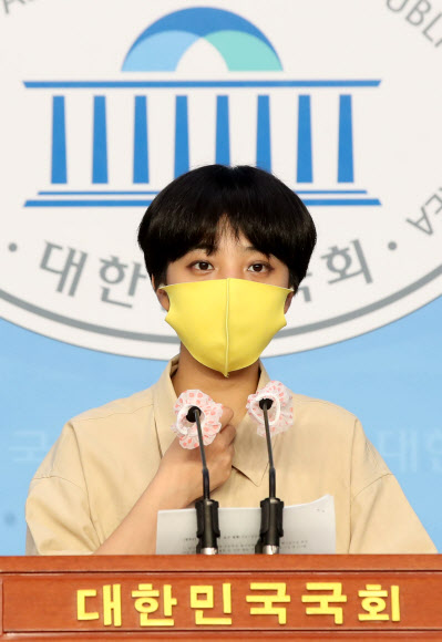 정의당 류호정 의원이 25일 국회 소통관에서 사용후핵연료 경주지역 공론화 진상조사위원회 구성 촉구 기자회견을 열고 발언하고 있다. 2020.8.25  연합뉴스