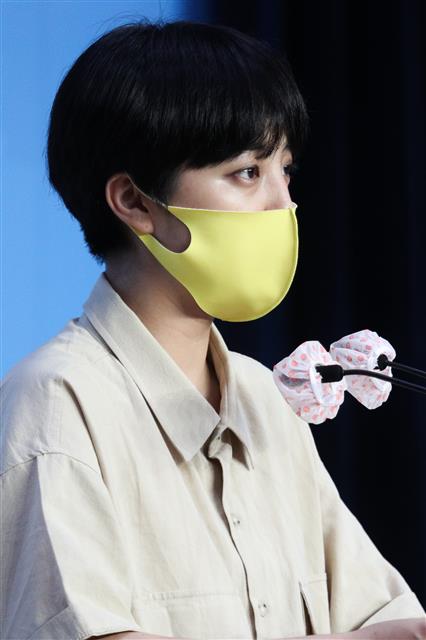 류호정 정의당 의원이 25일 오후 서울 여의도 국회에서 열린 ‘사용후 핵연료 경주지역 공론화 진상조사위 구성 촉구 기자회견’에서 발언을 하고 있다. 2020.8.25 뉴스1