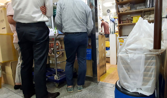 신종 코로나바이러스 감염증(코로나19) 일일 신규 확진자 수가 200명대 후반을 기록한 25일 서울 종로구 한 도시락 판매점 앞에서 시민들이 도시락 구입을 위해 줄 서 있다. 2020.8.25  연합뉴스
