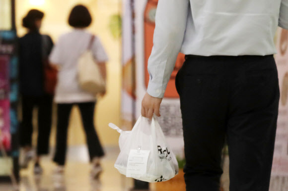 신종 코로나바이러스 감염증(코로나19) 재확산으로 포장·배달 음식이 늘어난 25일 서울 시내에서 직장인들이 점심을 포장해 이동하고 있다. 2020.8.25  연합뉴스