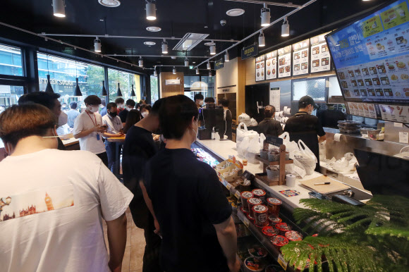 신종 코로나바이러스 감염증(코로나19) 재확산으로 포장·배달 음식이 늘어난 25일 서울 시내의 한 도시락 전문점에서 직장인들이 포장을 기다리고 있다. 2020.8.25  연합뉴스