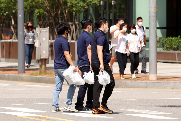 신종 코로나바이러스 감염증(코로나19) 재확산으로 포장·배달 음식이 늘어난 25일 서울 시내에서 직장인들이 점심을 포장해 이동하고 있다. 2020.8.25  연합뉴스