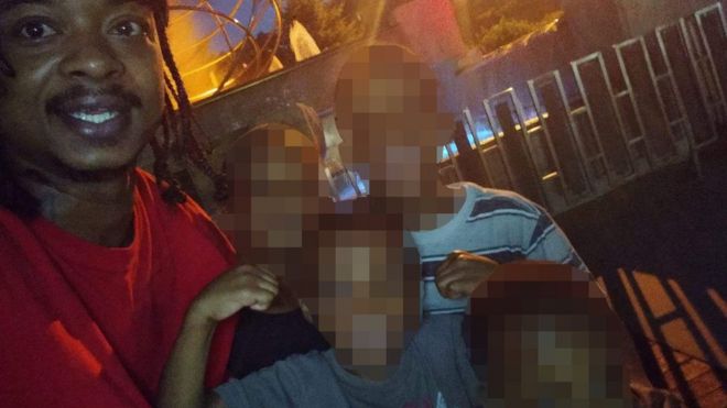 지난 23일(현지시간) 경찰관이 발사한 총알에 맞아 하반신을 못 움직이고 있는 제이컵 블레이크가 세 아들과 어울려 찍은 셀피 사진. 인권변호사 벤 크럼프 제공  