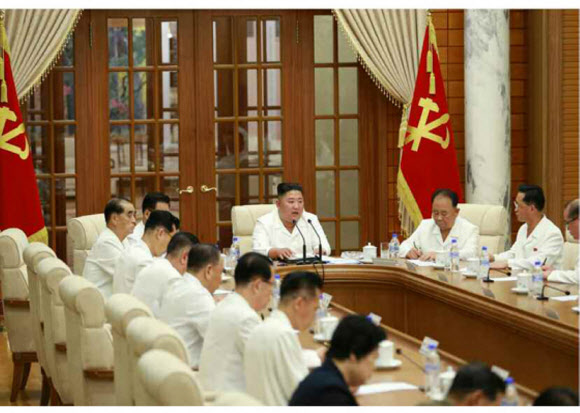 북한 김정은 국무위원장이 지난 25일 노동당 정치국 회의를 열고 태풍과 신종 코로나바이러스 감염증(코로나19) 확산에 대한 대책을 논의했다고 26일 노동당 기관지 노동신문이 보도했다. 이번 회의에는 당 중앙위원회 정무국 성원들과 정치국 위원, 후보위원들이 참석했으며 당 중앙위원회 부서 책임일꾼 및 기타 해당 부문 구성원들은 방청석에 앉았다. 김 위원장 왼편에 최룡해 국무위원회 제1부위원장과 박봉주 국무위원회 부위원장이, 오른편에 박정천 군 총참모장이 앉아있다.2020.8.26  노동신문 홈페이지 캡처
