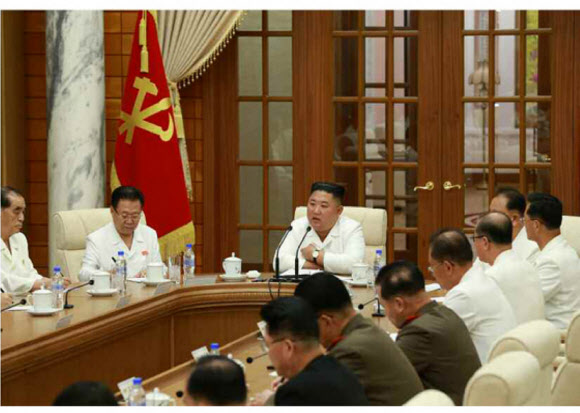 북한 김정은 국무위원장이 지난 25일 노동당 정치국 회의를 열고 태풍과 신종 코로나바이러스 감염증(코로나19) 확산에 대한 대책을 논의했다고 26일 노동당 기관지 노동신문이 보도했다. 이번 회의에는 당 중앙위원회 정무국 성원들과 정치국 위원, 후보위원들이 참석했으며 당 중앙위원회 부서 책임일꾼 및 기타 해당 부문 구성원들은 방청석에 앉았다. 김 위원장 왼편에 최룡해 국무위원회 제1부위원장과 박봉주 국무위원회 부위원장이, 오른편에 박정천 군 총참모장이 앉아있다.2020.8.26  노동신문 홈페이지 캡처