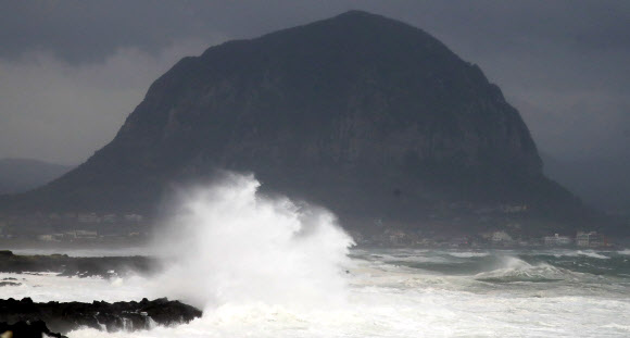 제주도가 제8호 태풍 ‘바비’의 직접 영향권에 들어간 26일 오전 제주 서귀포시 안덕면 사계리 해안가에 거대한 파도가 몰아치고 있다. 2020.8.26  연합뉴스