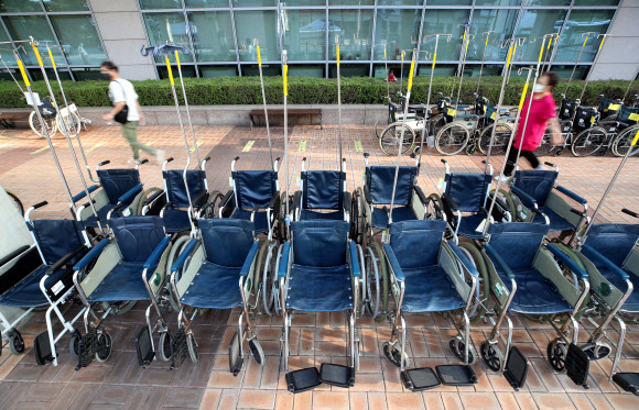 전국의사 2차 총파업 첫날인 26일 오전 서울 서초구 서울성모병원 본관 앞에 환자용 휠체어가 놓여 있다.  정부는 이날 오전 8시를 기해 수도권 전공의·전임의에 업무개시명령을 발동했다. 2020.8.26  연합뉴스