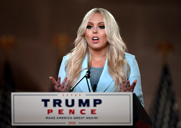 도널드 트럼프 대통령의 차녀 티파니 트럼프가 미국 공화당 전당대회 이틀째인 25일(현지시간) 워싱턴DC 멜론 오디토리엄에서 화상을 통해 찬조연설을 하고 있다.  AFP 연합뉴스
