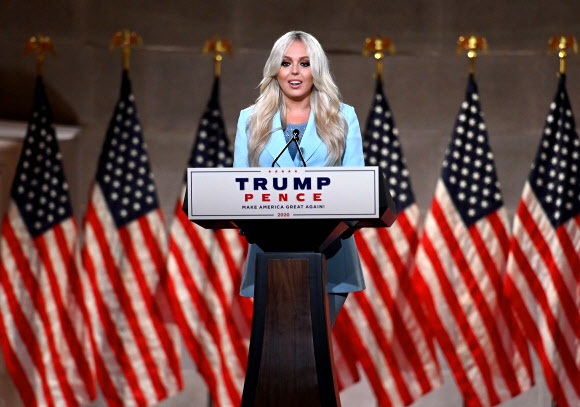 도널드 트럼프 대통령의 차녀 티파니 트럼프가 미국 공화당 전당대회 이틀째인 25일(현지시간) 워싱턴DC 멜론 오디토리엄에서 화상을 통해 찬조연설을 하고 있다.  AFP 연합뉴스