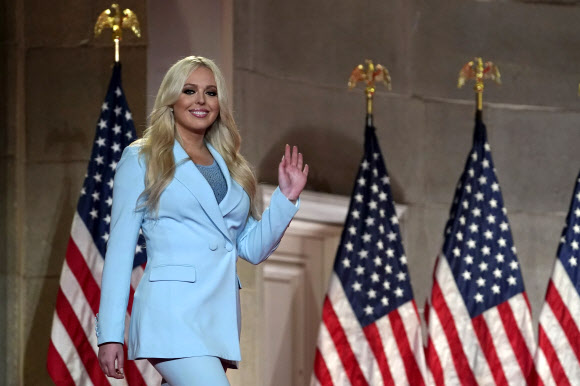 도널드 트럼프 대통령의 차녀 티파니 트럼프가 미국 공화당 전당대회 이틀째인 25일(현지시간) 워싱턴DC 멜론 오디토리엄에서 연설을 녹음하기 위해 무대에 올라가고 있다. AP 연합뉴스