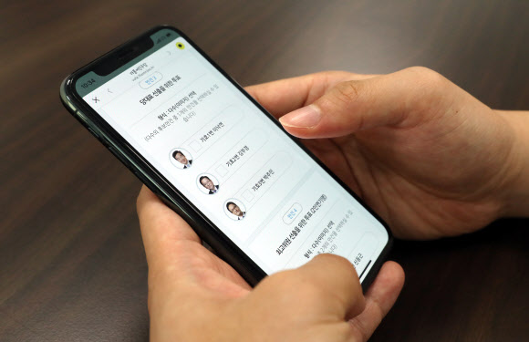 더불어민주당 대의원이 26일 오전 서울 여의도 국회 민주당 사무실에서 당대표 및 최고위원 후보에 대한 모바일 투표를 하고 있다. 민주당은 29일 전당대회를 갖고 차기지도부를 선출한다. 2020.8.26  연합뉴스