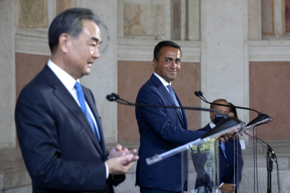 루이지 디 마이오(오른쪽) 이탈리아 외무장관과 왕이 중국 외교담당 국무위원 겸 외교부장이 25일(현지시간) 이탈리아 로마에서 회담을 가진 뒤 기자회견을 하고 있다. 로마 EPA 연합뉴스