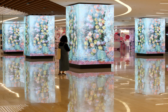 26일 서울 강남구 스타필드 코엑스몰 기둥에 설치된 디지털 사이니지(디지털 디스플레이 광고판)를 통해 인상주의 화가 작품이 영상 콘텐츠로 전시되고 있다.   스타필드 코엑스몰은 디지털 사이니지 론칭을 기념해 ‘큐브나인 미디어아트전’을 진행한다. 2020.8.26  연합뉴스