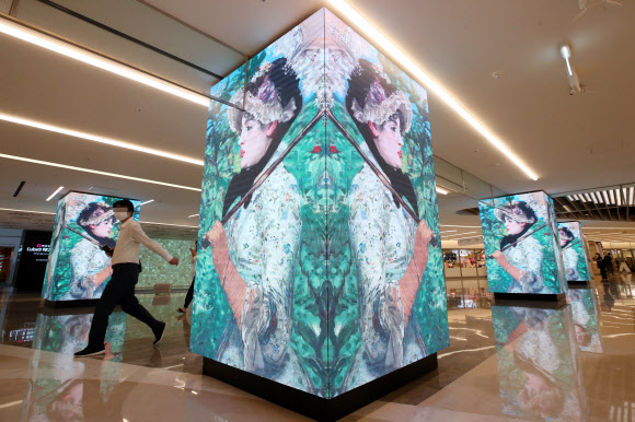 26일 서울 강남구 스타필드 코엑스몰 기둥에 설치된 디지털 사이니지(디지털 디스플레이 광고판)를 통해 인상주의 화가 작품이 영상 콘텐츠로 전시되고 있다.   스타필드 코엑스몰은 디지털 사이니지 론칭을 기념해 ‘큐브나인 미디어아트전’을 진행한다. 2020.8.26  연합뉴스