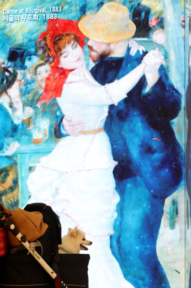 26일 서울 강남구 스타필드 코엑스몰 기둥에 설치된 디지털 사이니지(디지털 디스플레이 광고판)를 통해 인상주의 화가 작품이 영상 콘텐츠로 전시되고 있다.   스타필드 코엑스몰은 디지털 사이니지 론칭을 기념해 ‘큐브나인 미디어아트전’을 진행한다. 2020.8.26  연합뉴스