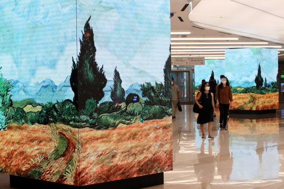 26일 서울 강남구 스타필드 코엑스몰 기둥에 설치된 디지털 사이니지(디지털 디스플레이 광고판)를 통해 인상주의 화가 작품이 영상 콘텐츠로 전시되고 있다.   스타필드 코엑스몰은 디지털 사이니지 론칭을 기념해 ‘큐브나인 미디어아트전’을 진행한다. 2020.8.26  연합뉴스