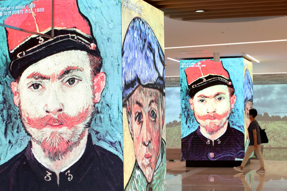 26일 서울 강남구 스타필드 코엑스몰 기둥에 설치된 디지털 사이니지(디지털 디스플레이 광고판)를 통해 인상주의 화가 작품이 영상 콘텐츠로 전시되고 있다.   스타필드 코엑스몰은 디지털 사이니지 론칭을 기념해 ‘큐브나인 미디어아트전’을 진행한다. 2020.8.26  연합뉴스