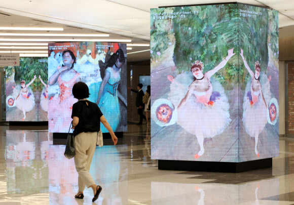 26일 서울 강남구 스타필드 코엑스몰 기둥에 설치된 디지털 사이니지(디지털 디스플레이 광고판)를 통해 인상주의 화가 작품이 영상 콘텐츠로 전시되고 있다.  스타필드 코엑스몰은 디지털 사이니지 론칭을 기념해 ‘큐브나인 미디어아트전’을 진행한다. 2020.8.26  연합뉴스