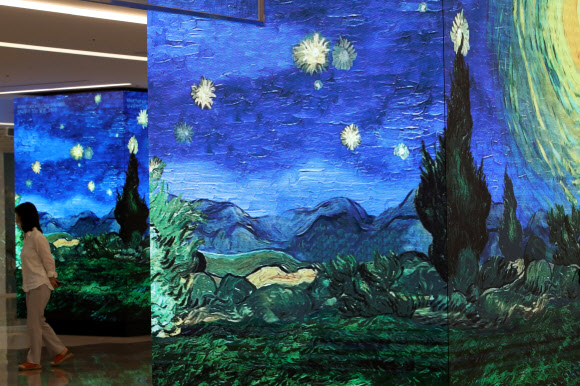 26일 서울 강남구 스타필드 코엑스몰 기둥에 설치된 디지털 사이니지(디지털 디스플레이 광고판)를 통해 인상주의 화가 작품이 영상 콘텐츠로 전시되고 있다.   스타필드 코엑스몰은 디지털 사이니지 론칭을 기념해 ‘큐브나인 미디어아트전’을 진행한다. 2020.8.26  연합뉴스