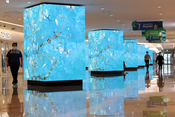 26일 서울 강남구 스타필드 코엑스몰 기둥에 설치된 디지털 사이니지(디지털 디스플레이 광고판)를 통해 인상주의 화가 작품이 영상 콘텐츠로 전시되고 있다.   스타필드 코엑스몰은 디지털 사이니지 론칭을 기념해 ‘큐브나인 미디어아트전’을 진행한다. 2020.8.26  연합뉴스