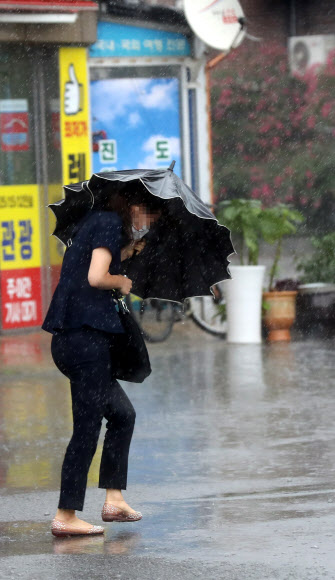 제8호 태풍 ‘바비’가 북상하는 26일 오후 전남 목포시 목포역 앞 거리에서 태풍이 다가오자 비와 바람이 더욱 거세지고 있다. 2020.8.26  연합뉴스