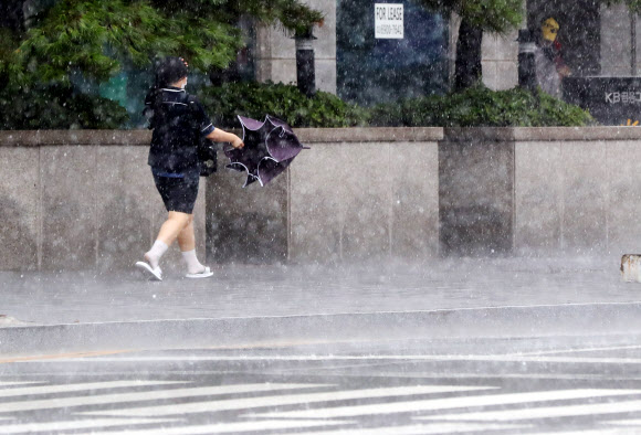 제8호 태풍 ‘바비’가 북상하는 26일 오후 전남 목포시 목포역 앞 거리에서 태풍이 다가오자 비와 바람이 더욱 거세지고 있다. 2020.8.26  연합뉴스