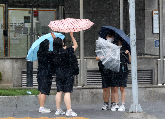 제8호 태풍 ‘바비’가 북상하는 26일 오후 전남 목포시 목포역 앞 거리에서 태풍이 다가오자 비와 바람이 더욱 거세지고 있다. 2020.8.26  연합뉴스