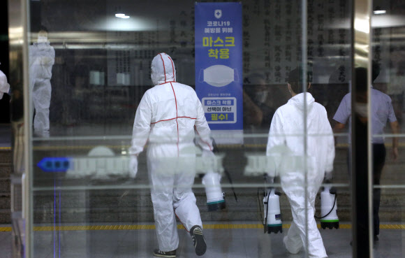 폐쇄 앞둔 국회, 방역 시작