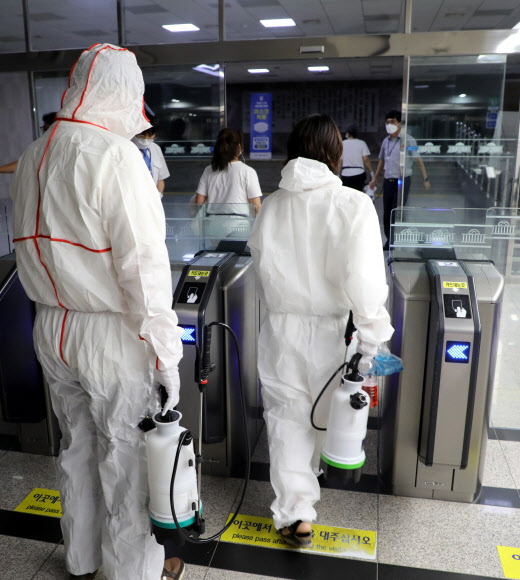 폐쇄 앞둔 국회, 방역 시작