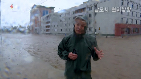북한 조선중앙TV는 27일 제8호 태풍 ‘바비’ 북상에 따라 많은 비가 내려 남포시 도로 곳곳이 끊어져 교통이 마비됐다고 보도했다.   2020.8.27  조선중앙TV 화면