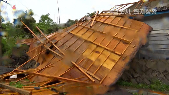 북한 조선중앙TV는 27일 제8호 태풍 ‘바비’ 북상에 따라 많은 비가 내려 남포시 도로 곳곳이 끊어져 교통이 마비됐다고 보도했다.   2020.8.27  조선중앙TV 화면