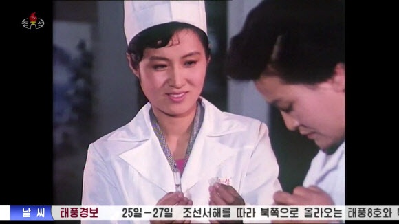 북한이 태풍 ‘바비’의 북상에 바짝 긴장하면서 영화 방영 중간에도 하단 자막을 통해 태풍 경보 소식을 전하고 있다. 2020.8.26  조선중앙TV 화면