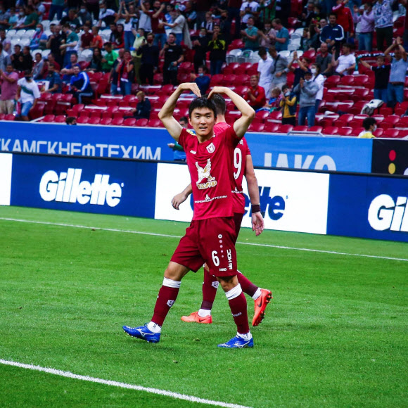 러시아 프로축구 루빈 카잔 유니폼을 입고 유럽 무대에 오른 국가대표 미드필더 황인범이 27일 오전(한국시간) 러시아 카잔의 카잔 아레나에서 FC우파와 치른 2020-2021시즌 러시아 프로축구 프리미어리그 5라운드 홈 경기에서 데뷔골을 터트리며 팀의 연승을 이끌었다. 사진은 골 세리머니 하는 황인범. 2020.8.27 루빈 카잔 페이스북 캡처