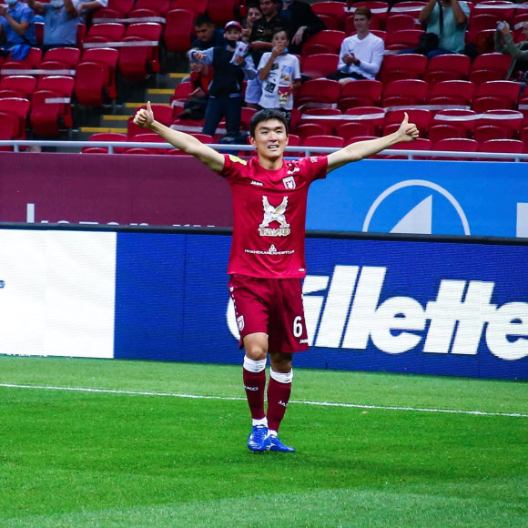 러시아 프로축구 루빈 카잔 유니폼을 입고 유럽 무대에 오른 국가대표 미드필더 황인범이 27일 오전(한국시간) 러시아 카잔의 카잔 아레나에서 FC우파와 치른 2020-2021시즌 러시아 프로축구 프리미어리그 5라운드 홈 경기에서 데뷔골을 터트리며 팀의 연승을 이끌었다. 사진은 골 후 기뻐하는 황인범. 2020.8.27 루빈 카잔 페이스북 캡처