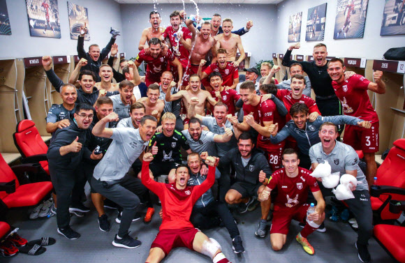 황인범, 러시아프로축구 2경기 만에 데뷔골      (서울=연합뉴스) 러시아 프로축구 루빈 카잔 유니폼을 입고 유럽 무대에 오른 국가대표 미드필더 황인범이 27일 오전(한국시간) 러시아 카잔의 카잔 아레나에서 FC우파와 치른 2020-2021시즌 러시아 프로축구 프리미어리그 5라운드 홈 경기에서 데뷔골을 터트리며 팀의 연승을 이끌었다. 사진은 우파전 승리 후 기뻐하는 카잔 선수단. 2020.8.27 루빈 카잔 트위터 캡처