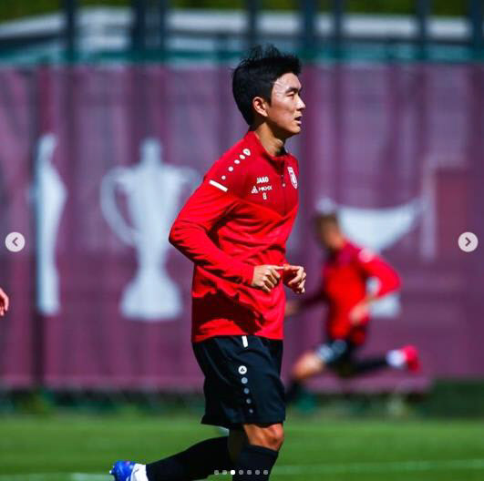 러시아 프로축구 루빈 카잔 유니폼을 입고 유럽 무대에 오른 국가대표 미드필더 황인범이 27일 오전(한국시간) 러시아 카잔의 카잔 아레나에서 FC우파와 치른 2020-2021시즌 러시아 프로축구 프리미어리그 5라운드 홈 경기에서 데뷔골을 터트리며 팀의 연승을 이끌었다. 사진은 몸 푸는 황인범. 2020.8.27 루빈 카잔 인스타그램 캡처